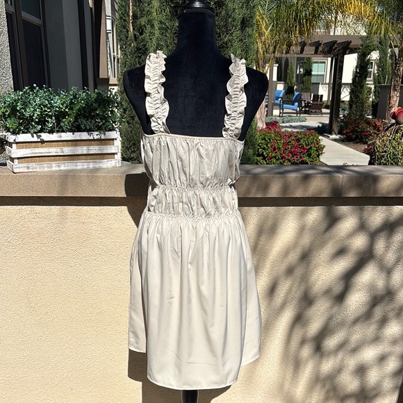 Elegant Cream Sleeveless Dress - Picture 6 of 6